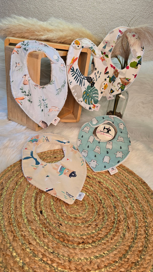 Bavoir bébé Brindille, en mise en scène avec des bavoirs assortis