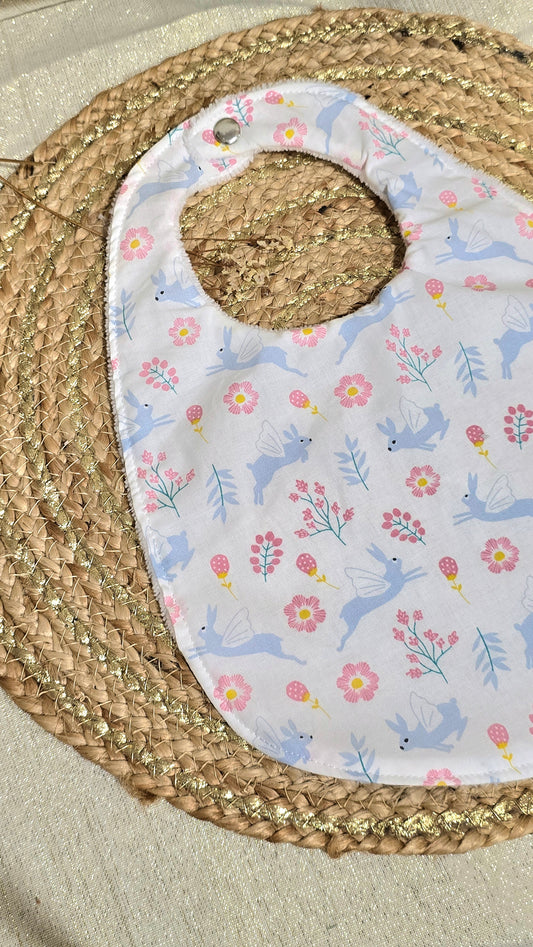 Bavoir bébé Lunelle, fleurs bleues et roses sur fond blanc