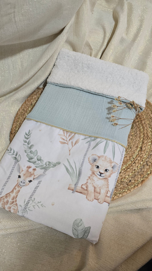 Couverture bébé Célène, motif Douce savane et bord sherpa