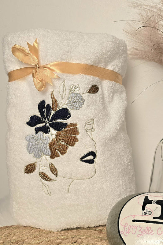 Drap de bain brodé personnalisé, blanc brodé d'un visage fleuri, emballé en cadeau