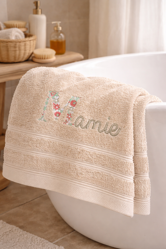 drap de bain cadeau mamie, idée cadeau, broderie mamie, drap de bain beige