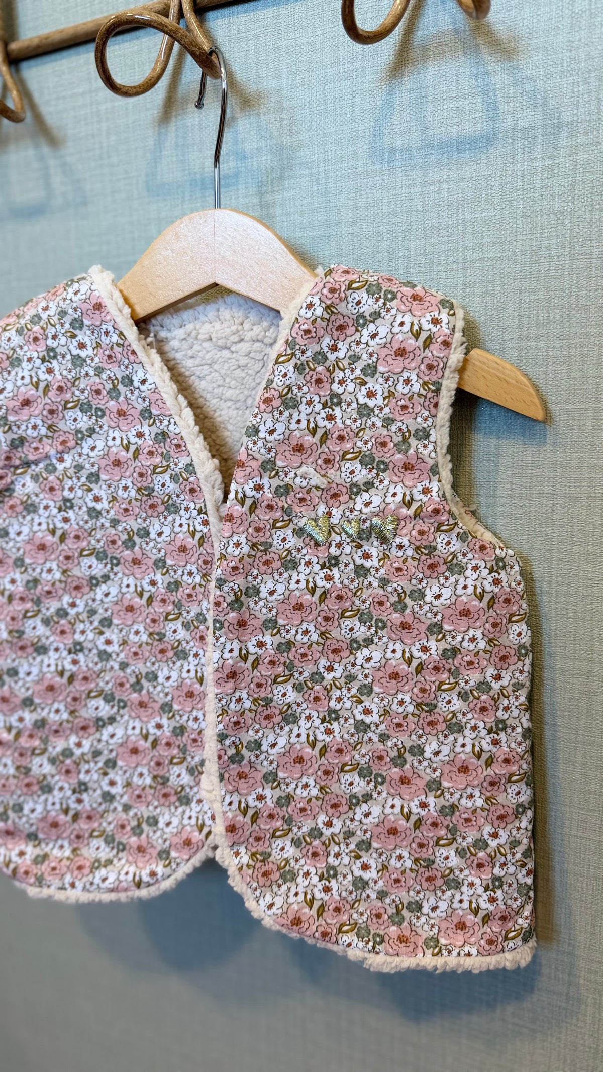 Gilet sans manche enfant fleuri kaki et rose doublé sherpa fait main par Lil'O'Zelle