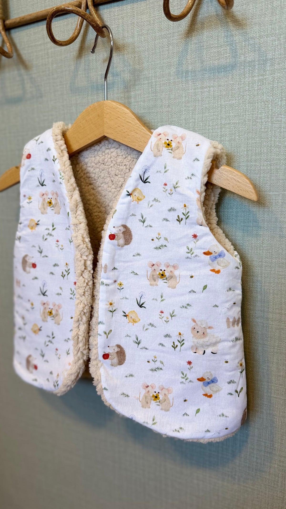 Gilet sans manche enfant à motif bergerie et moutons doublé sherpa fait main par Lil'O'Zelle