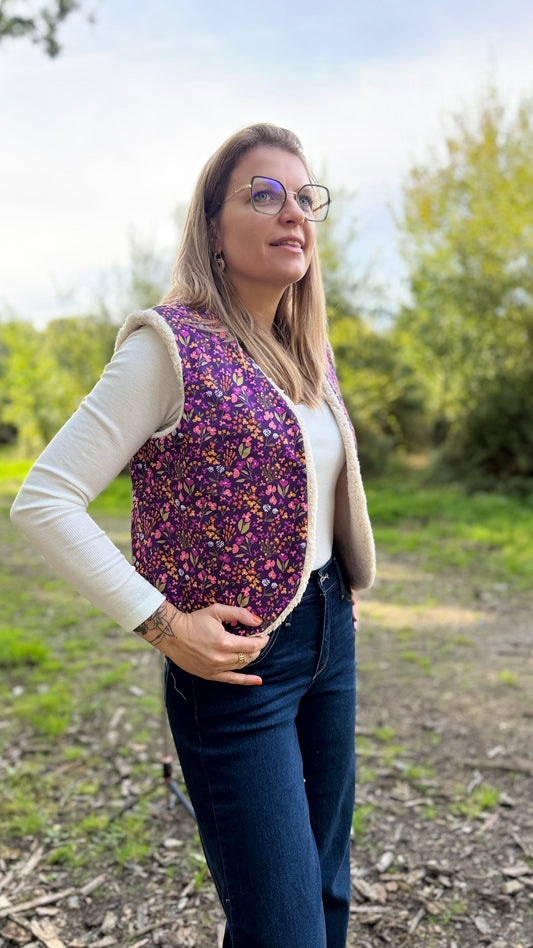 Femme portant un gilet sans manche fleuri violet doublé sherpa, en extérieur