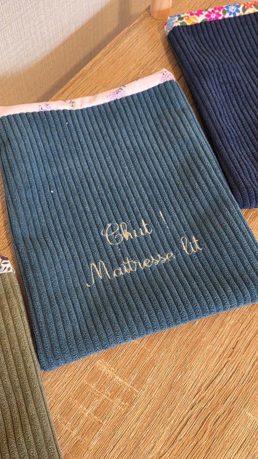 Pochette à livre velours brodée "Chut ! Maîtresse lit"