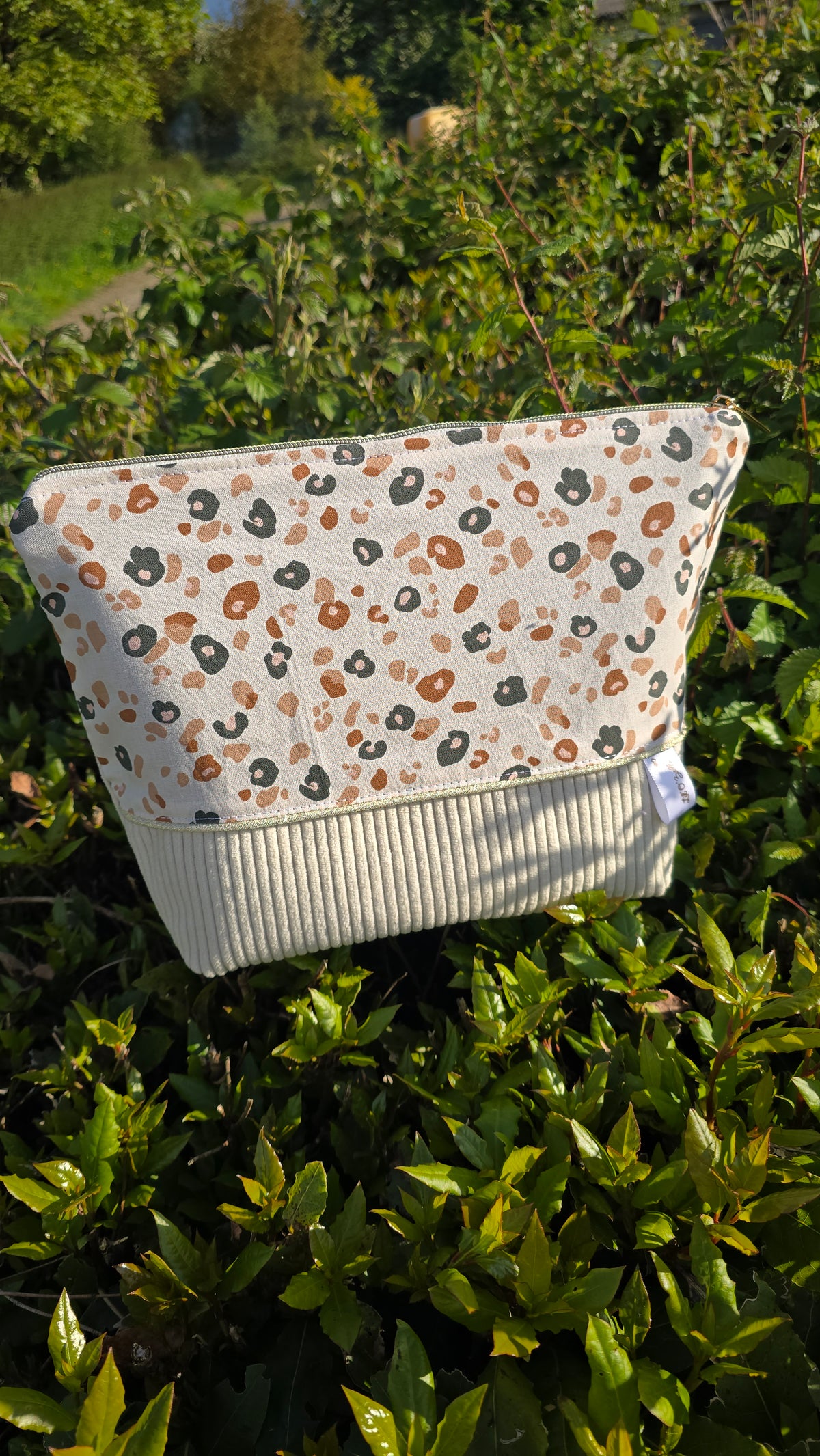 Trousse de toilette Calisia personnalisée, imprimé et velours écru, en extérieur