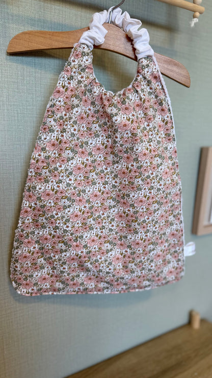 Bavoir maternelle fleuri Zouzou – prêt à partir