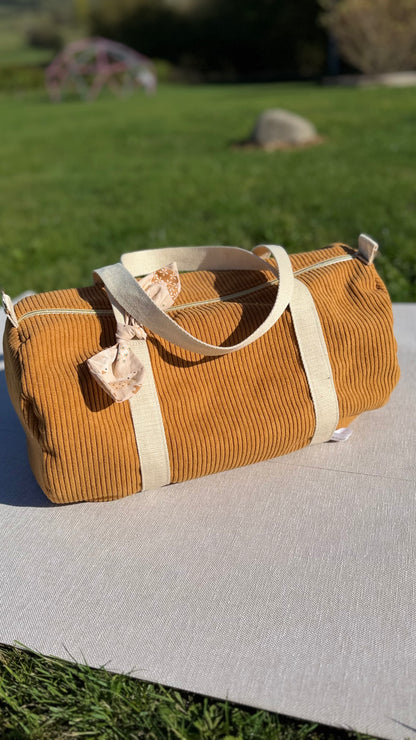 Sac polochon enfant prêt à partir en velours, doublure à motifs enfantins et nœud amovible, fait main Lil'O'Zelle