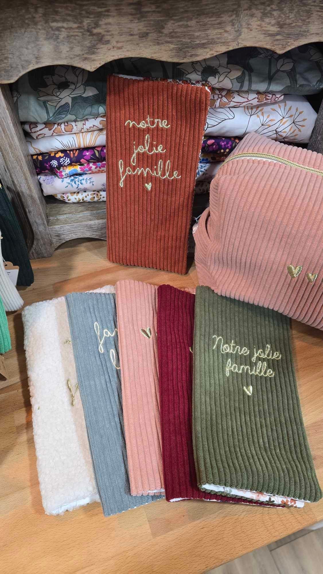Protège livret de famille brodé – prêt à partir