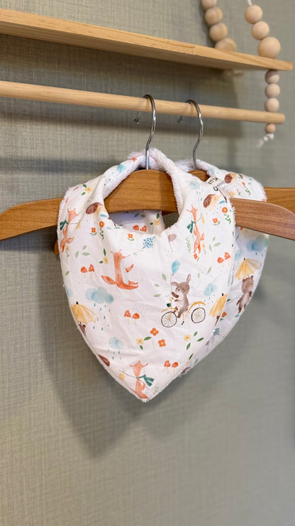 Bavoir bandana bébé Brindille motif animaux de la forêt et fleurs pastel sur fond blanc