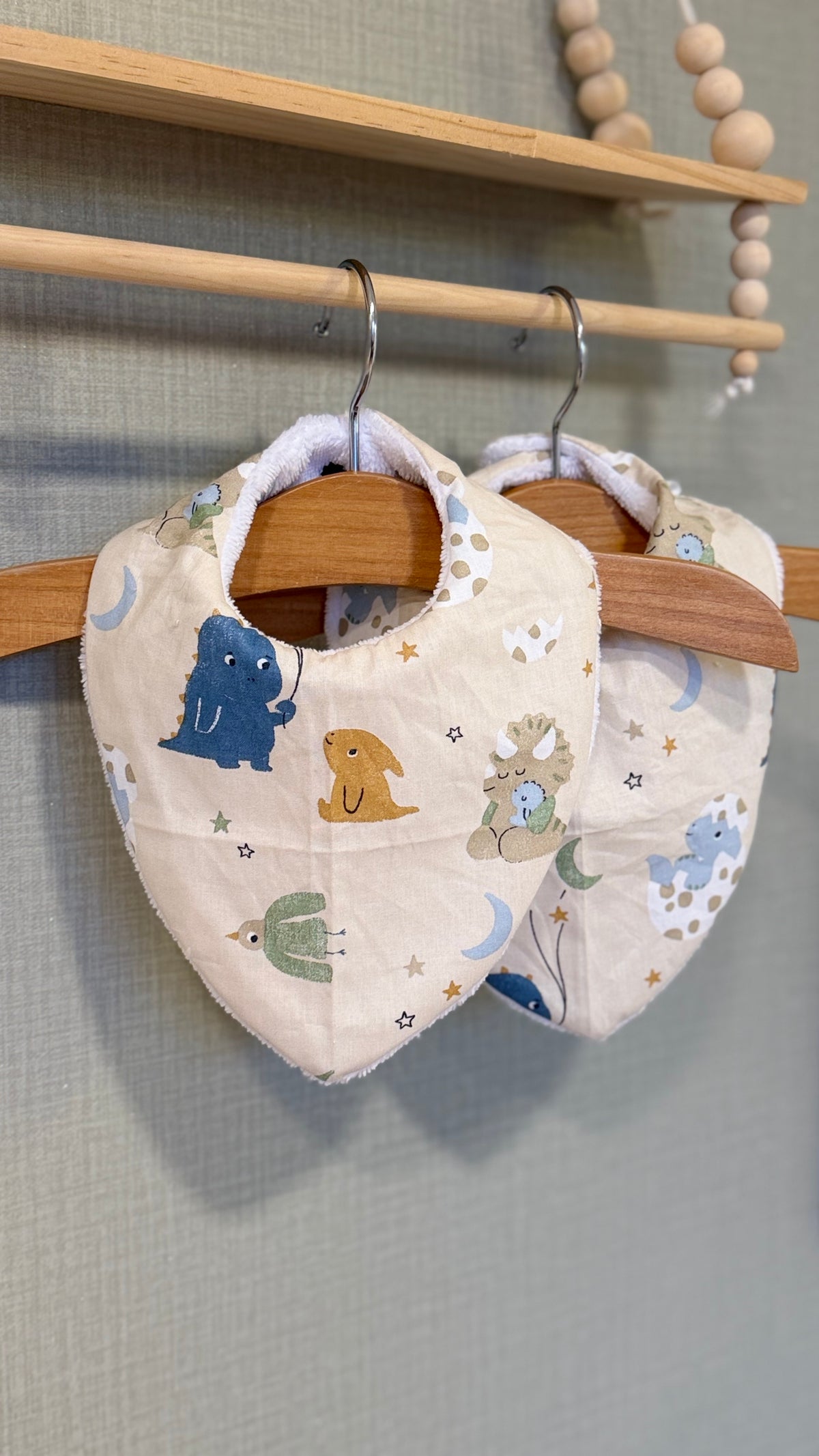 Bavoir bandana bébé Brindille motif petits animaux et lunes sur fond beige
