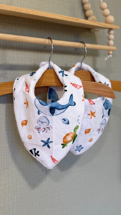 Bavoir bandana bébé Brindille motif animaux marins, baleine bleue, tortue et étoiles de mer sur fond blanc