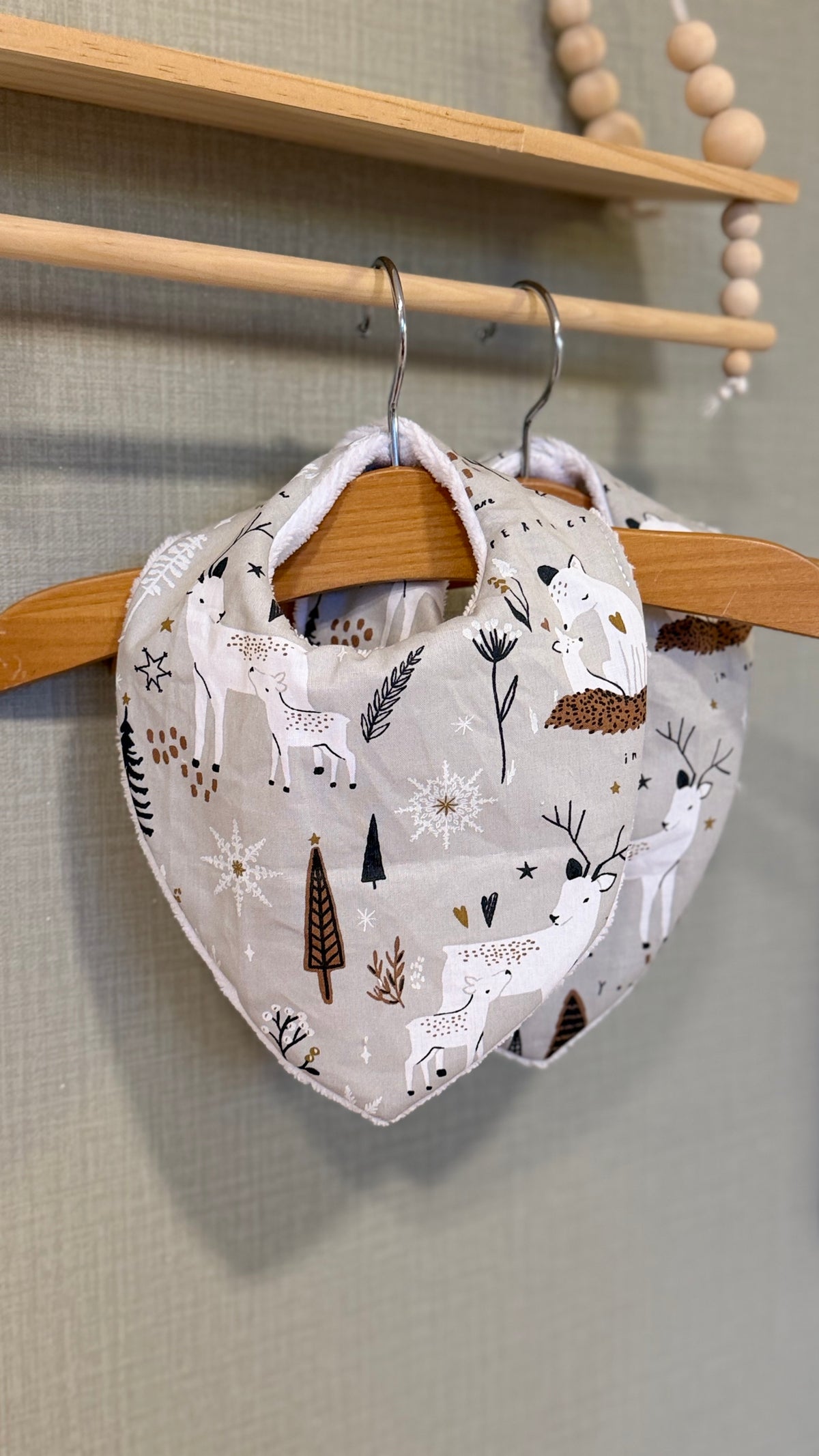 Bavoir bandana bébé Brindille motif cerfs et sapins sur fond gris clair