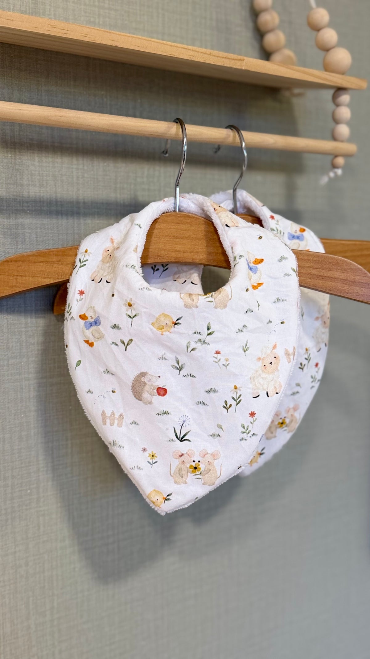Bavoir bandana bébé Brindille à petites fleurs et moutons pastel, fermeture pression, coton et éponge bambou – fait main par Lil'O'Zelle