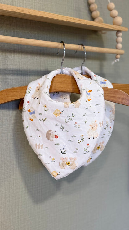 Bavoir bandana bébé Brindille à petites fleurs et moutons pastel, fermeture pression, coton et éponge bambou – fait main par Lil'O'Zelle