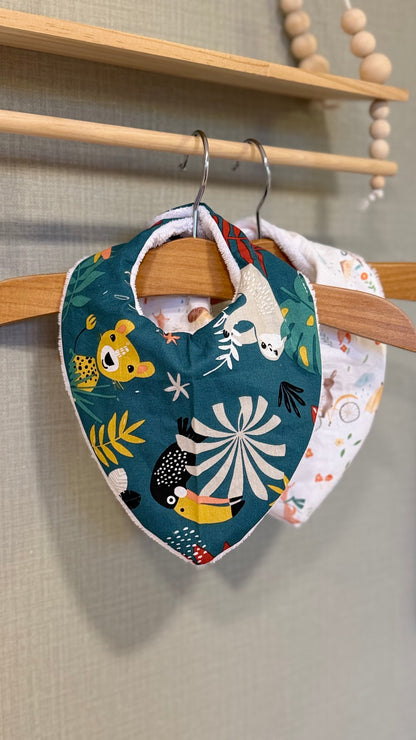 Bavoir bandana bébé Brindille motif jungle, guépard et toucan sur fond vert canard