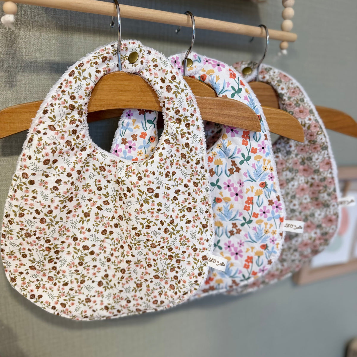 Trio de bavoirs bébé Lunelle fleuris à fermeture pression, coton et éponge bambou – fait main par Lil'O'Zelle