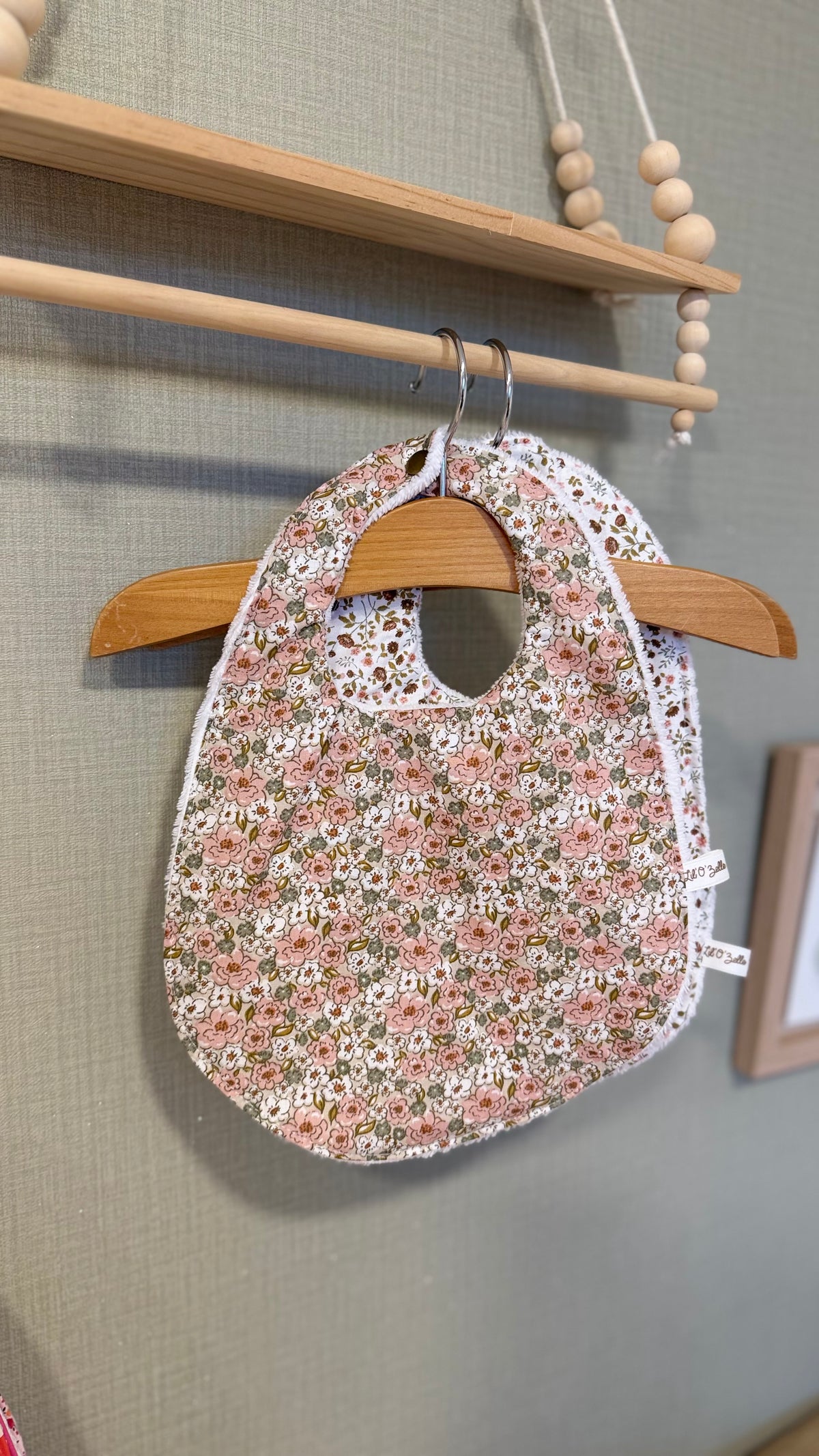 Bavoir bébé Lunelle à petites fleurs roses et terracotta façon liberty
