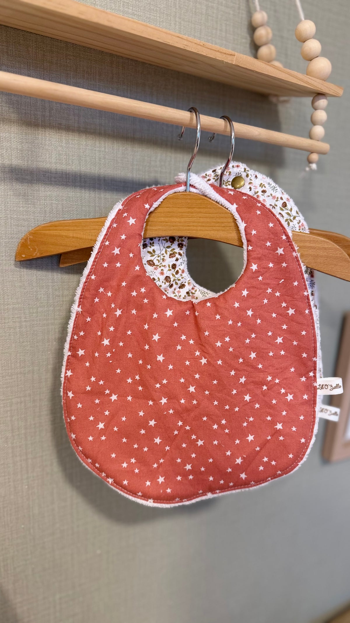 Bavoir bébé Lunelle terracotta à petits pois blancs