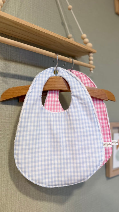 Bavoirs bébé Lunelle en vichy bleu ciel et rose, fermeture pression, coton et éponge bambou – fait main par Lil'O'Zelle