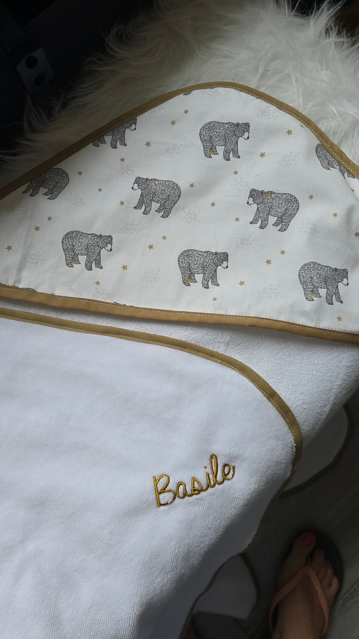 Cape de bain bébé personnalisée, éponge blanche et capuche ours, prénom brodé
