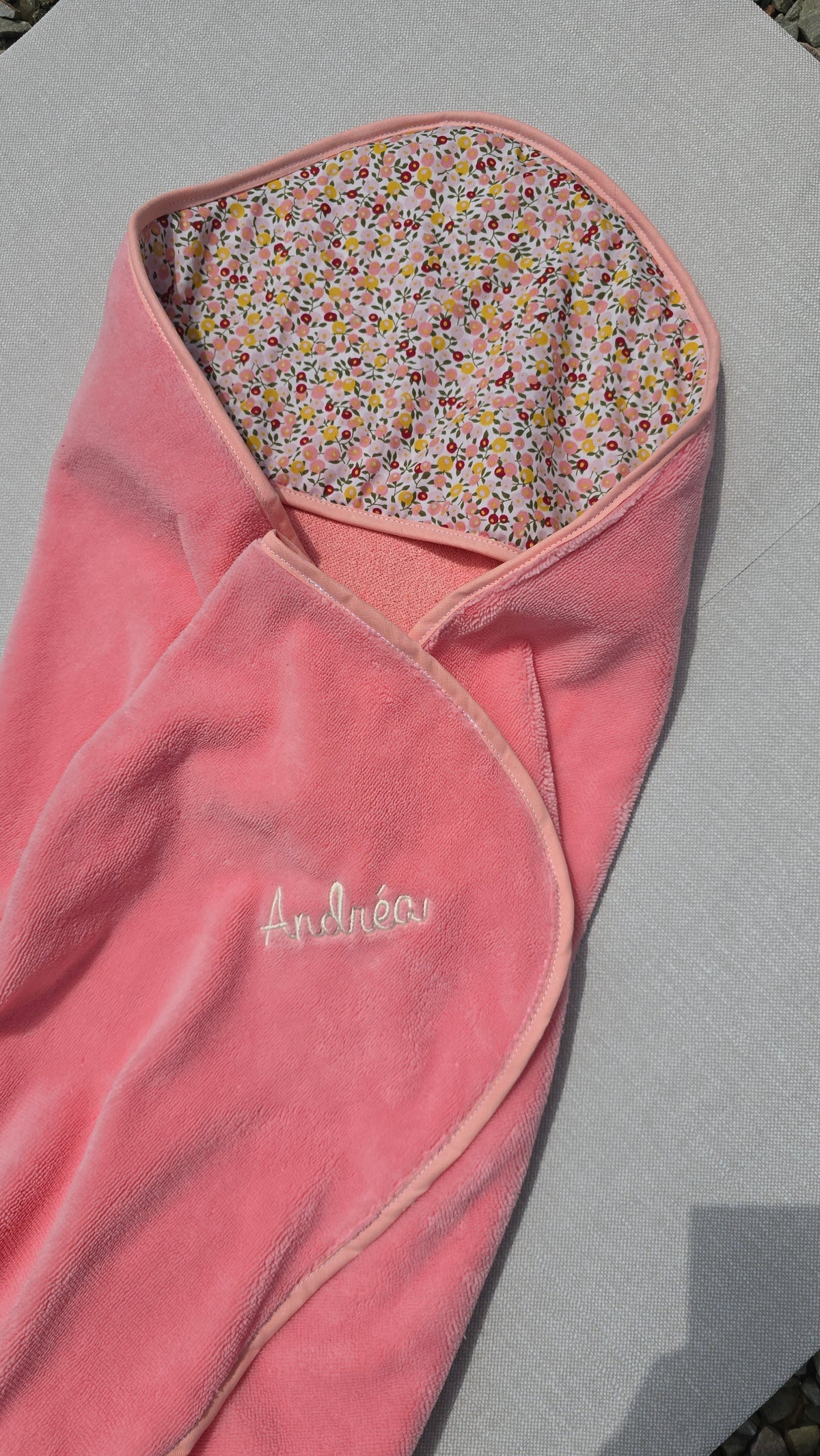 Cape de bain bébé personnalisée, éponge corail et capuche fleurie, prénom brodé