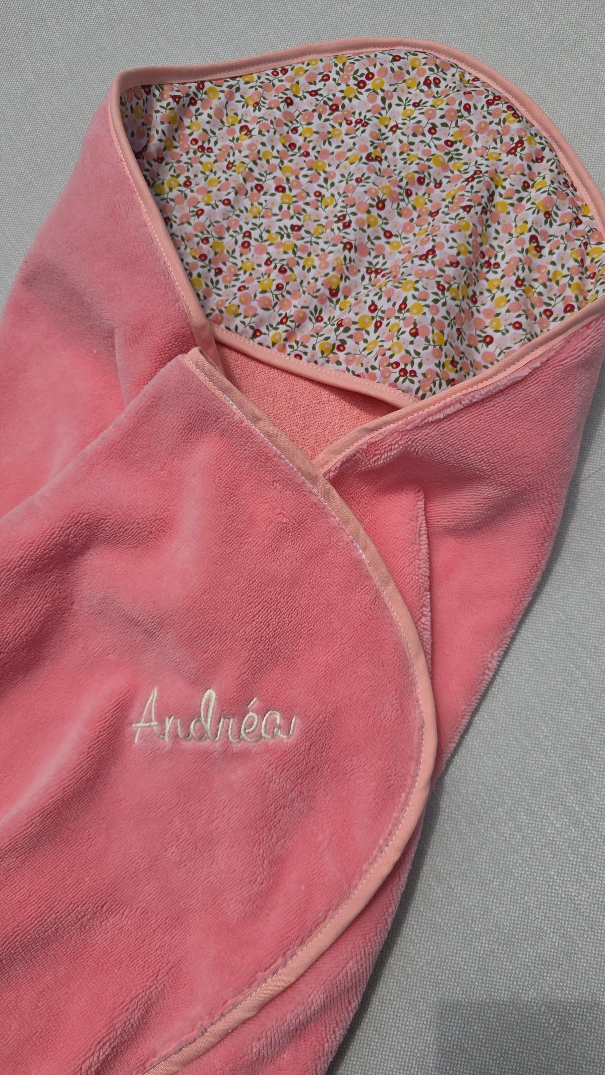 Cape de bain bébé personnalisée, éponge rose et capuche fleurie, détail broderie