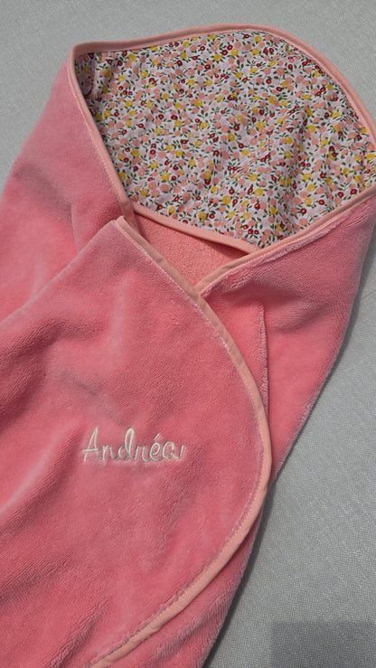 Cape de bain bébé personnalisée, éponge rose et capuche fleurie, détail broderie