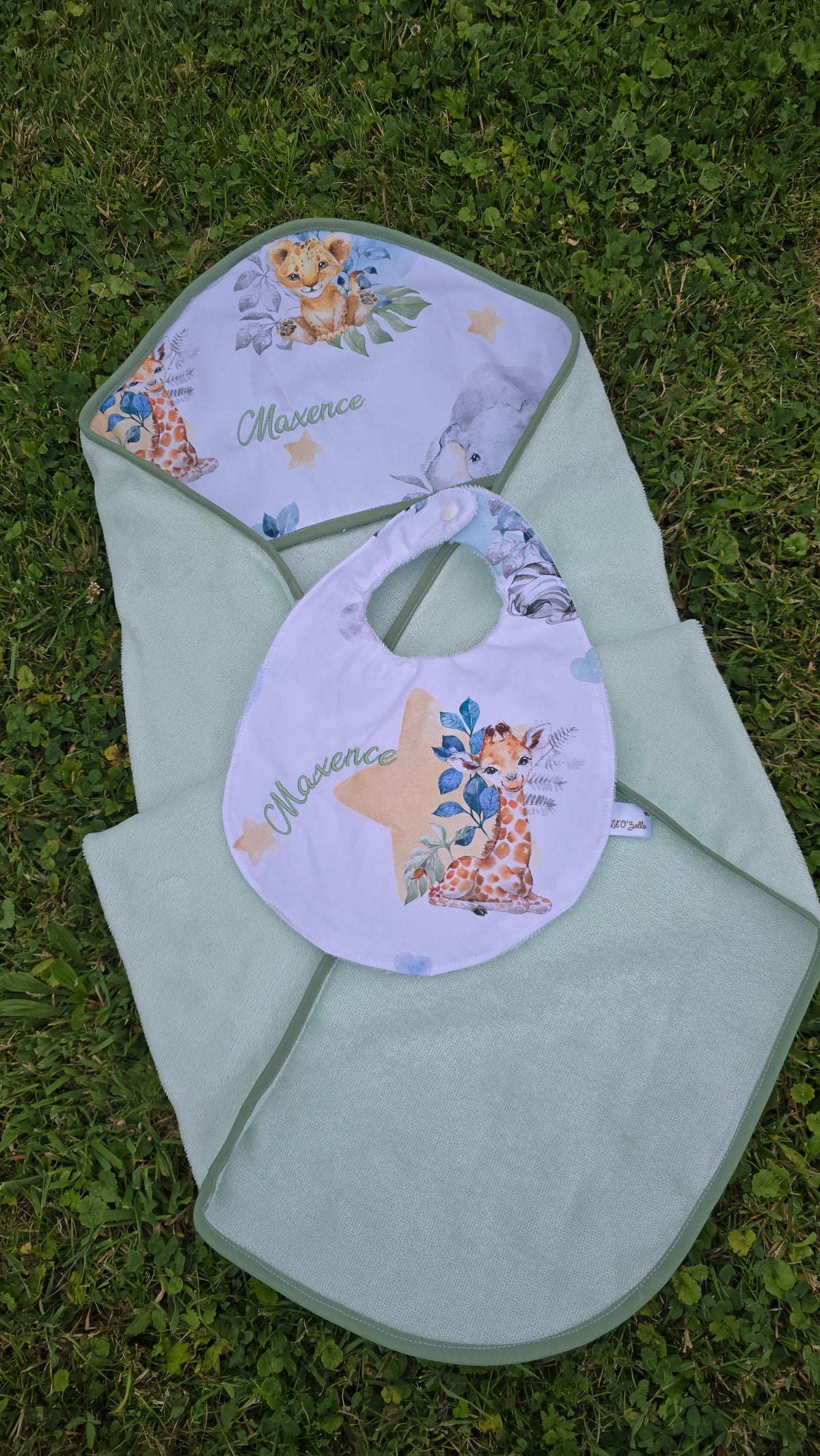 Cape de bain bébé personnalisée, vert d'eau avec bavoir assorti, en extérieur