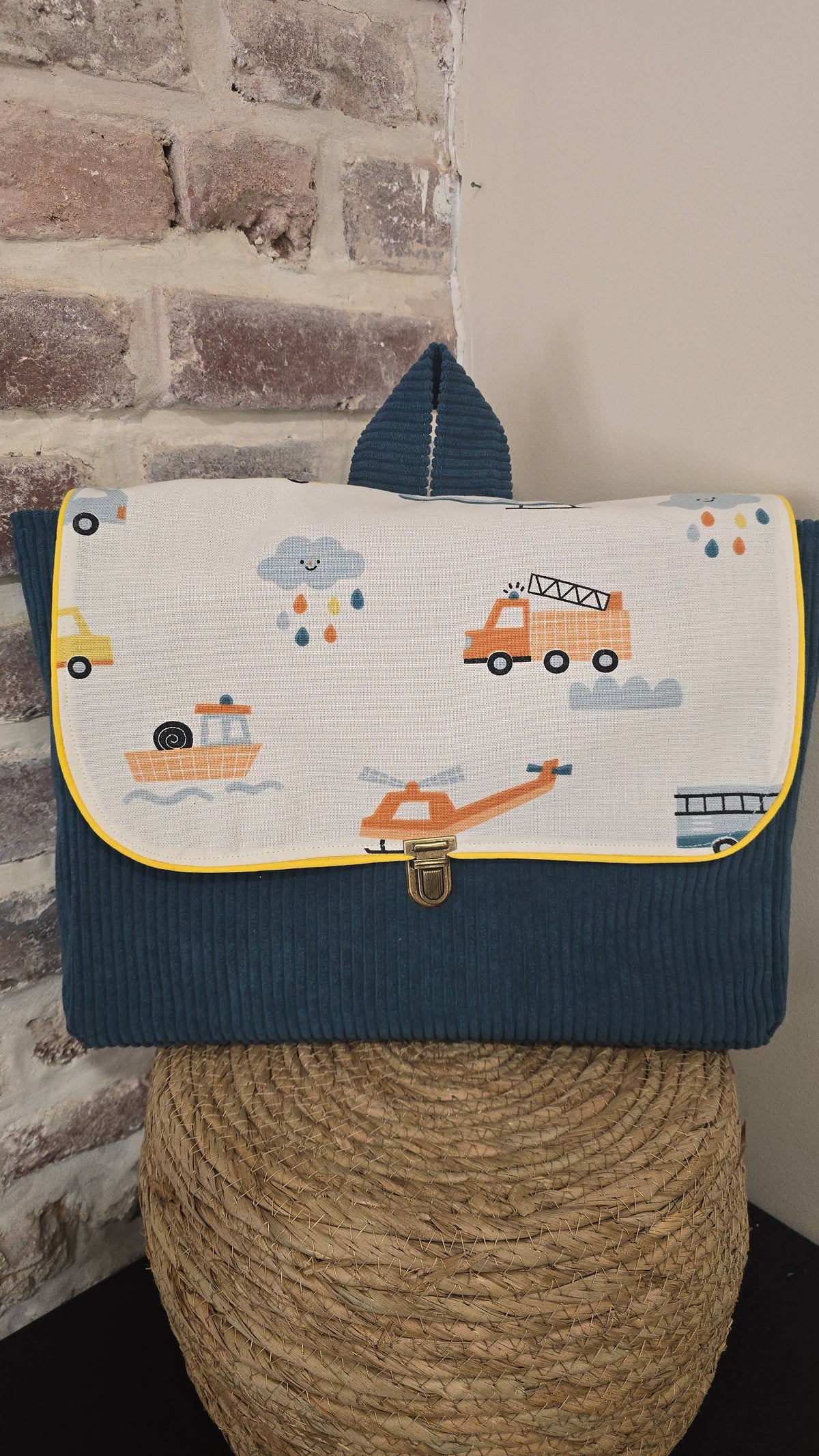 Cartable enfant Basile, bleu canard et rabat camions