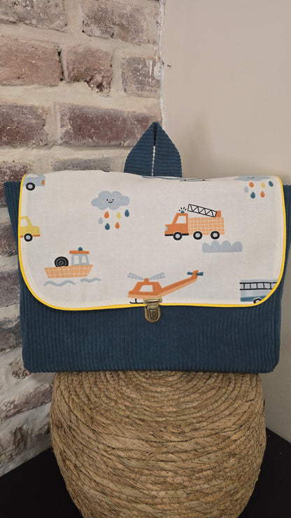 Cartable enfant Basile, bleu canard et rabat camions