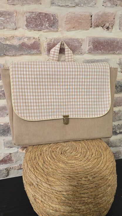 Cartable 24x32 maternelle garçon en velours Basile prêt à partir, taupe et rabat vichy – fait main par Lil'O'Zelle