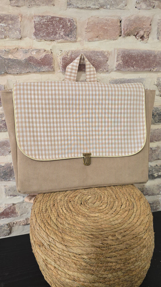 Cartable 24x32 maternelle garçon en velours Basile prêt à partir, taupe et rabat vichy – fait main par Lil'O'Zelle