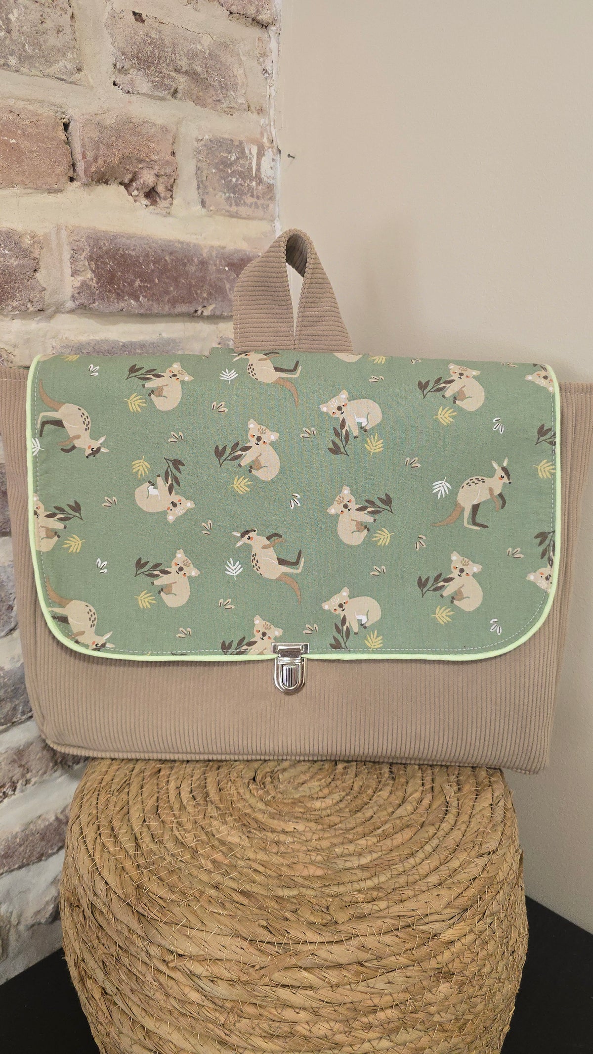 Cartable enfant Basile personnalisé, velours beige et rabat lapins sur fond vert