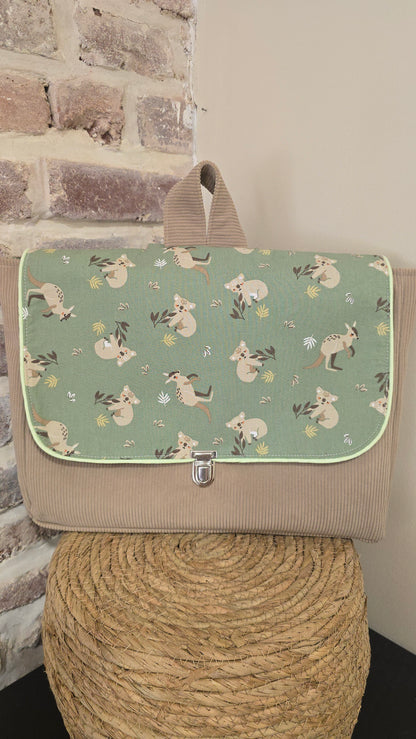 Cartable enfant Basile personnalisé, velours beige et rabat lapins sur fond vert