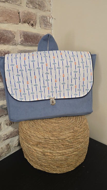 Cartable enfant Basile personnalisé, velours bleu et rabat rayé
