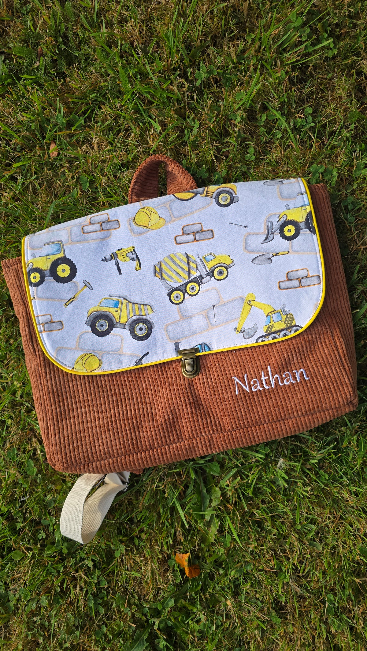 Cartable enfant Basile personnalisé, velours camel et rabat tracteurs, prénom Nathan brodé