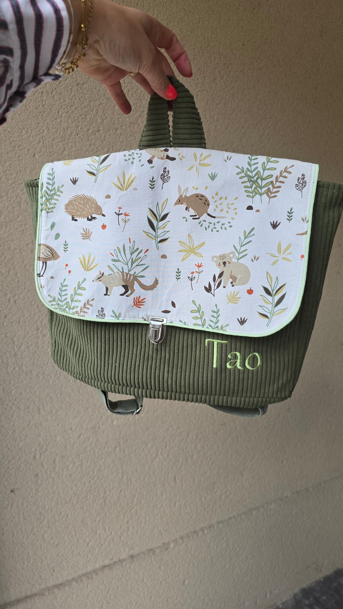 Cartable enfant Basile personnalisé, velours kaki et rabat hérissons, prénom Tao brodé