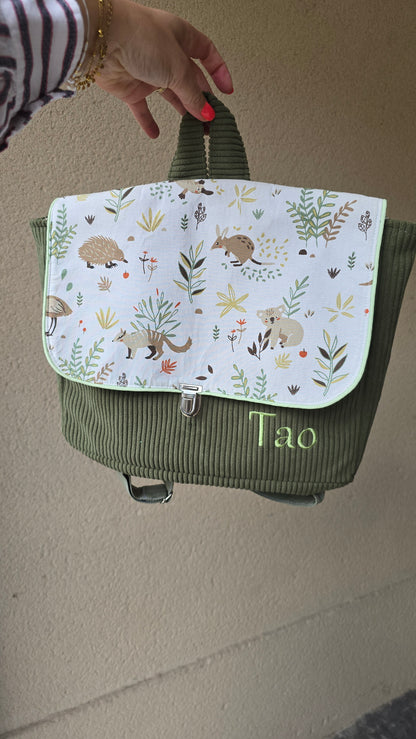 Cartable enfant Basile personnalisé, velours kaki et rabat hérissons, prénom Tao brodé