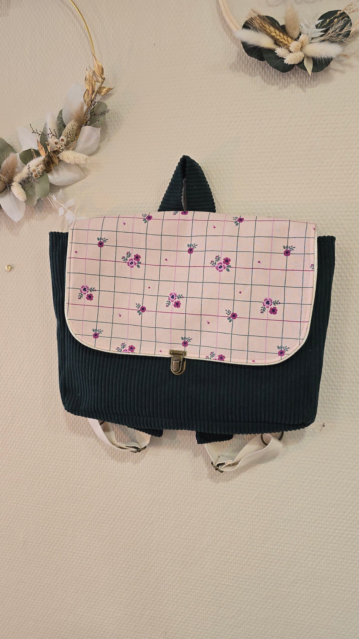 Cartable enfant Basile, vert sapin et rabat fleurs
