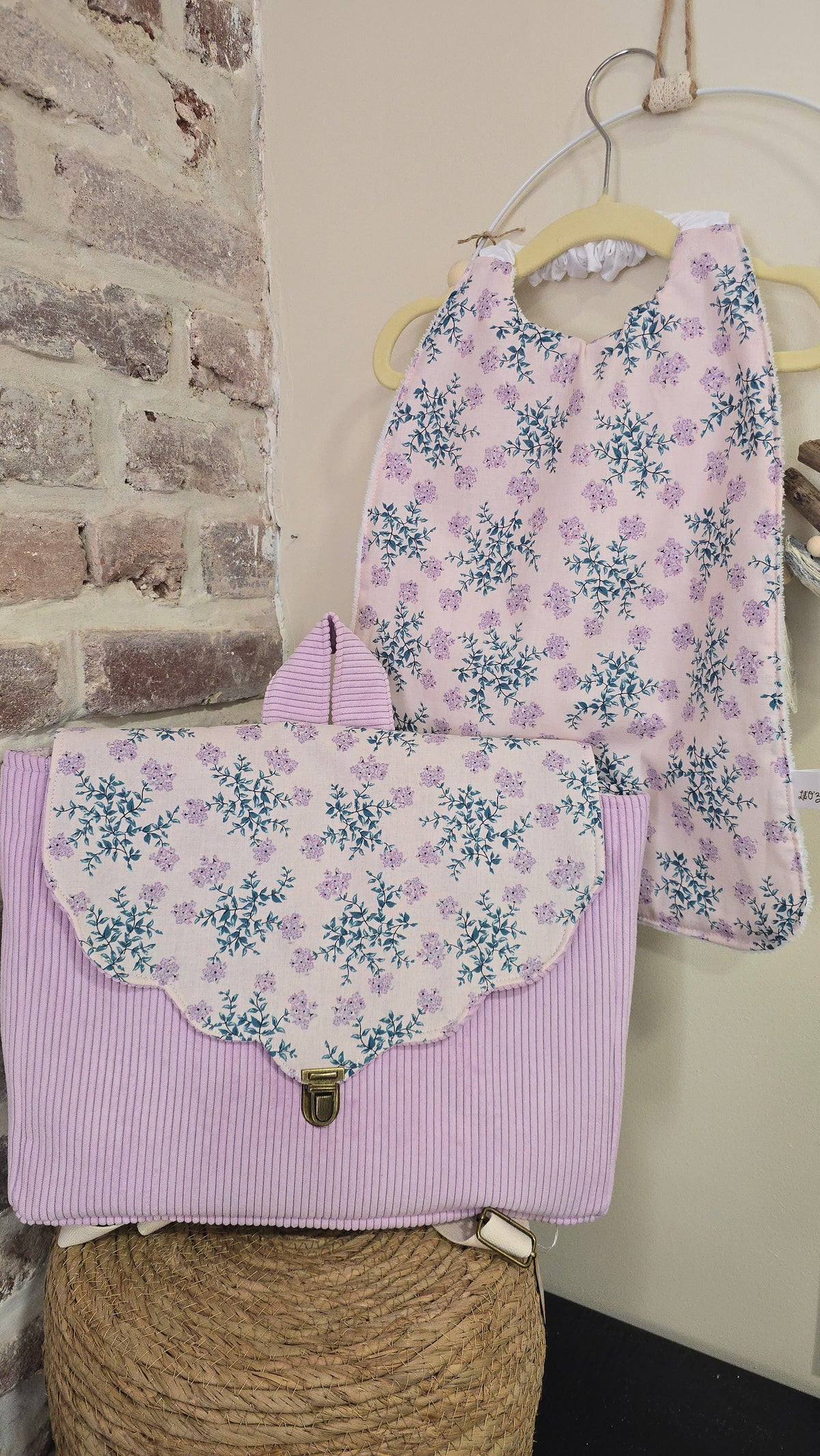 Cartable 24x32 maternelle fille fleuri Bertille prêt à partir, velours mauve et rabat fleur – fait main par Lil'O'Zelle
