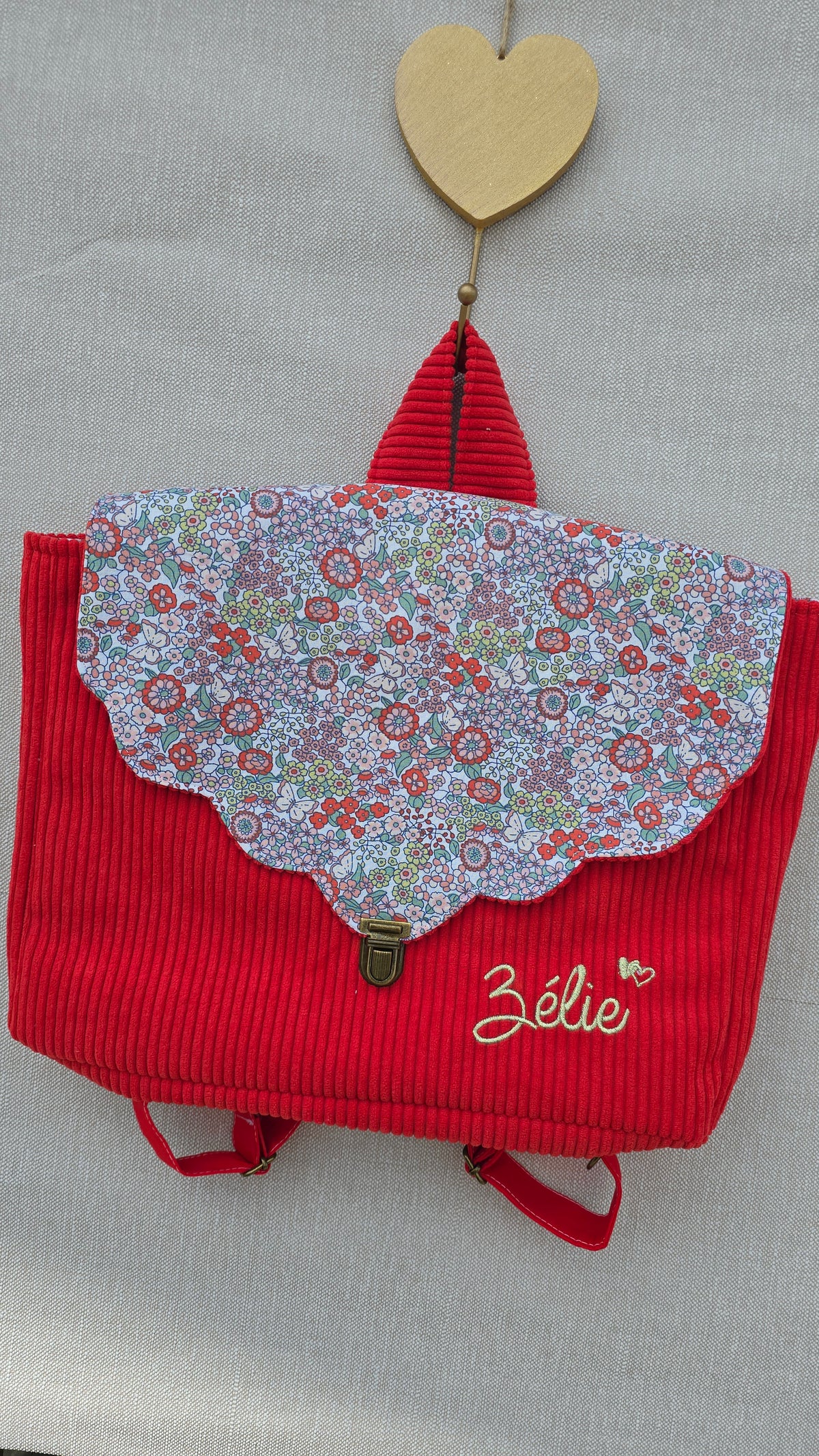 Cartable enfant Bertille personnalisé, velours rouge et rabat fleuri bleu, prénom Zélie brodé