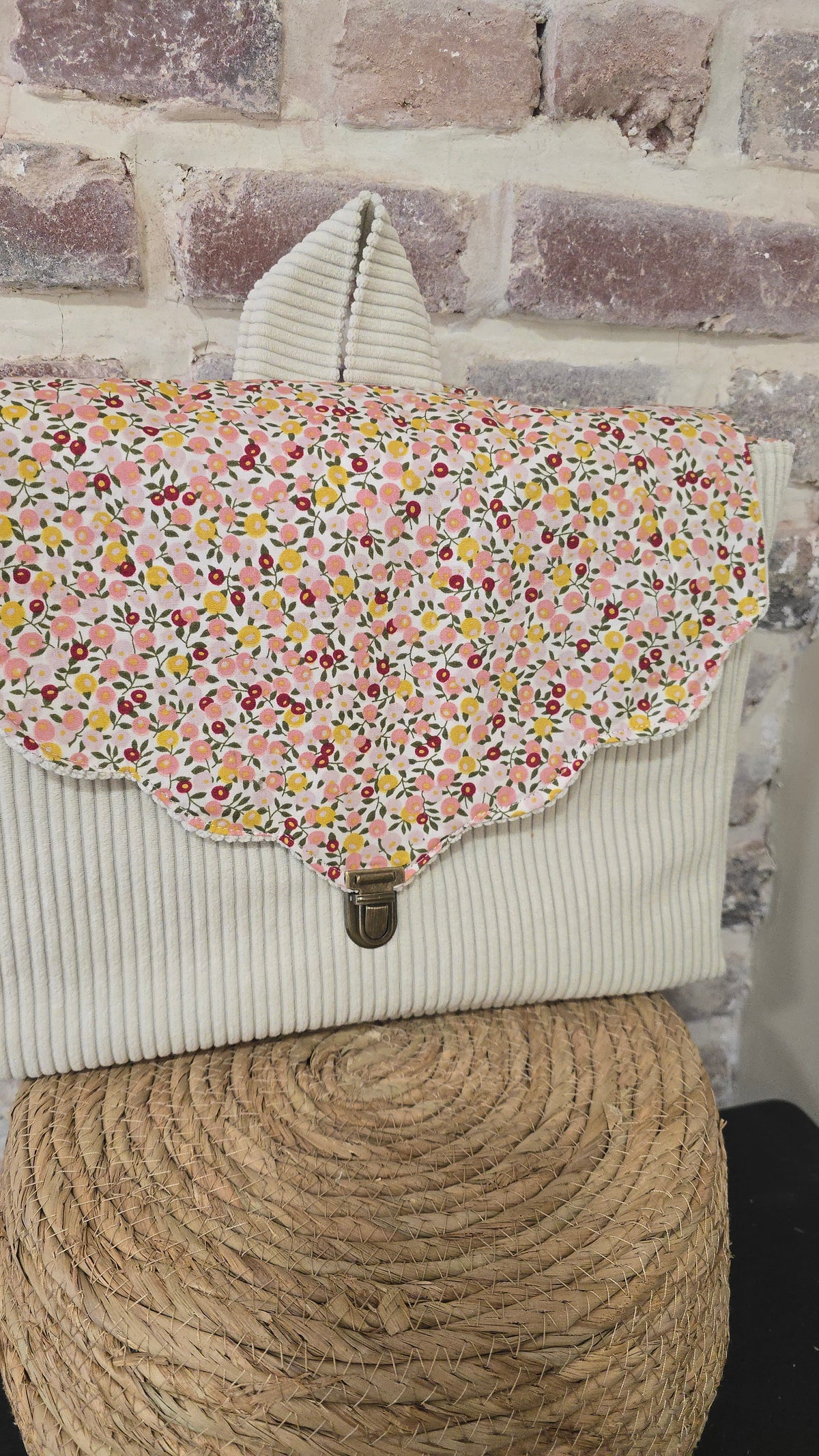Cartable enfant Bertille personnalisé, velours vert d'eau et rabat fleuri festonné