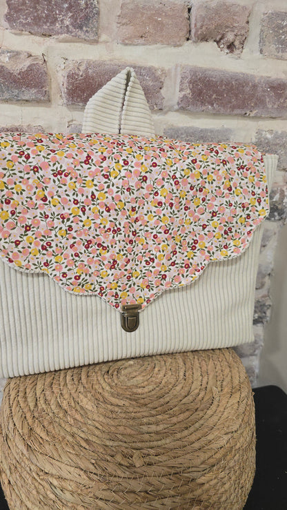 Cartable enfant Bertille personnalisé, velours vert d'eau et rabat fleuri festonné