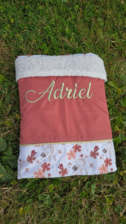 Couverture bébé Célène personnalisée, bande terracotta, prénom Adriel brodé