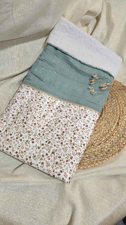 Couverture bébé Célène, fleuri Rose d'été et bord sherpa