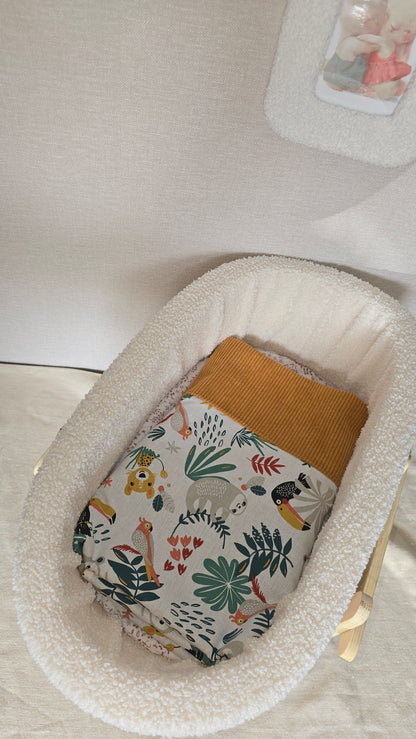 Couverture bébé Célène personnalisée, imprimé jungle dans un couffin