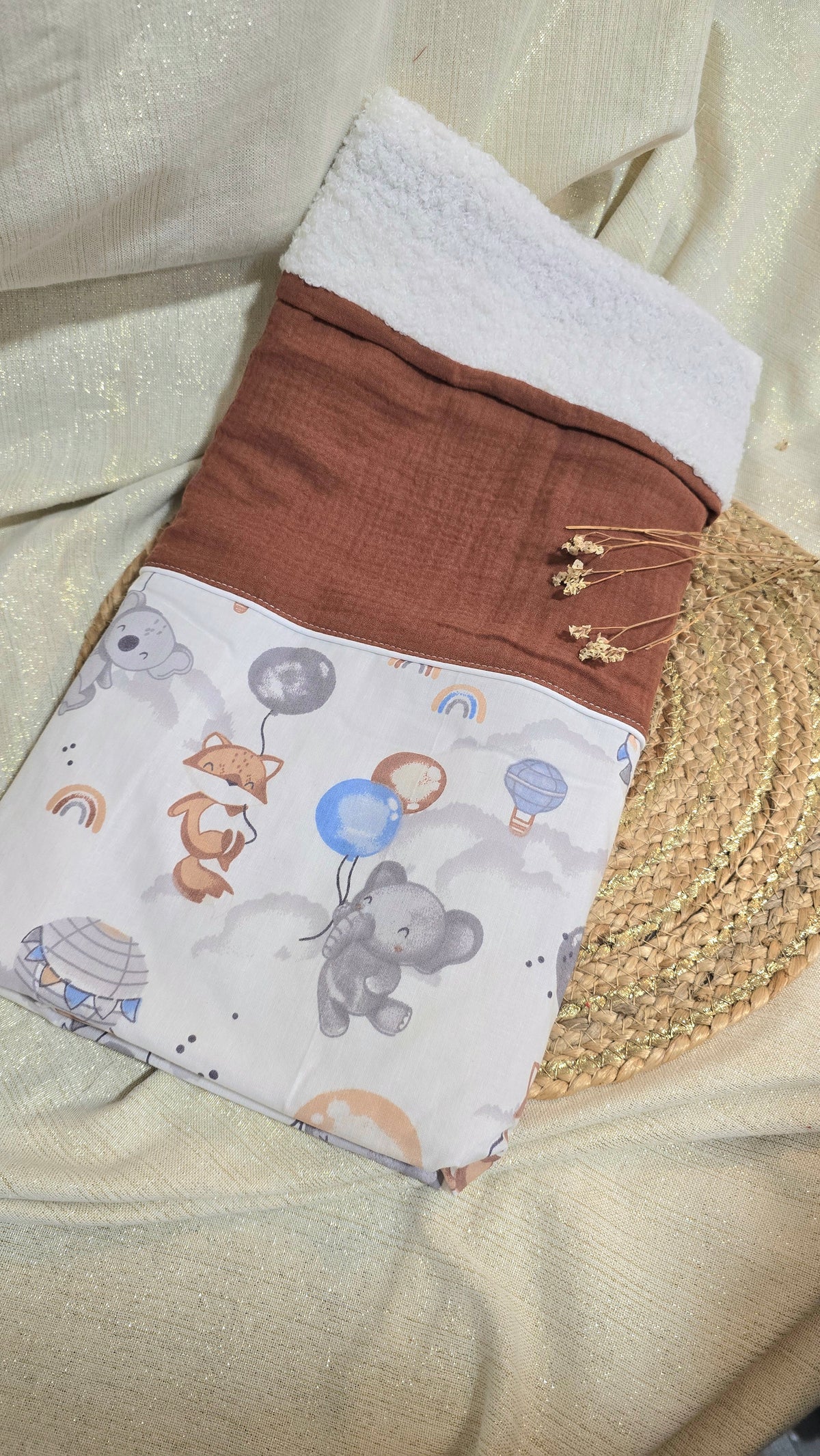 Couverture bébé Célène, motif Doux rêves et bord sherpa