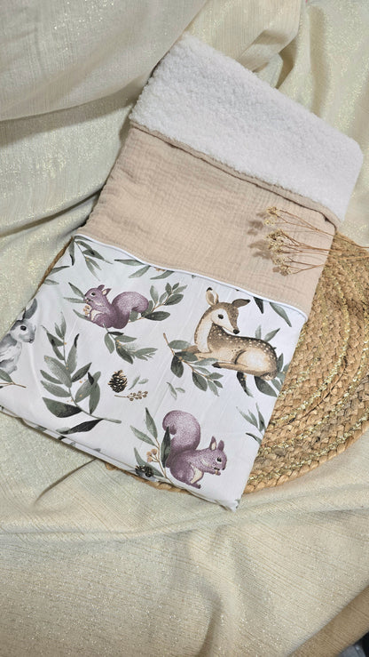 Couverture bébé Célène, motif Forêt tendre et bord sherpa