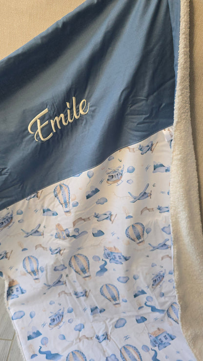 Couverture bébé Célène personnalisée, motif montgolfières bleues, prénom Émile brodé